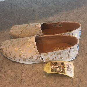 NWT Toms